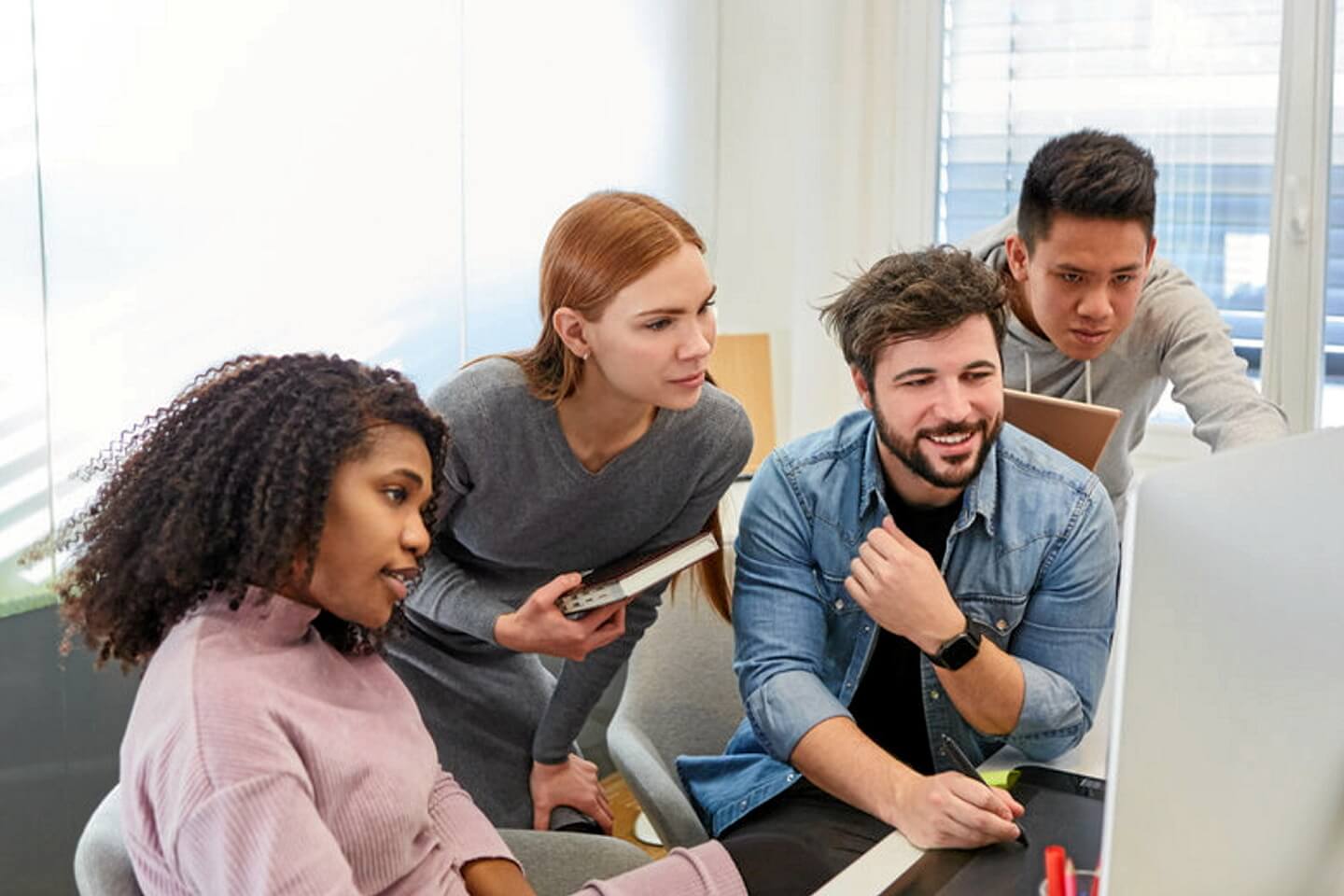 Développeurs web en action chez Ely Engineering, agence web professionnelle en  france